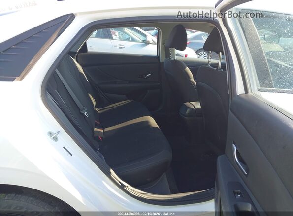 5NPLS4AG7NH062211 2022 HYUNDAI ELANTRA White Widok naklejki z numerem VIN