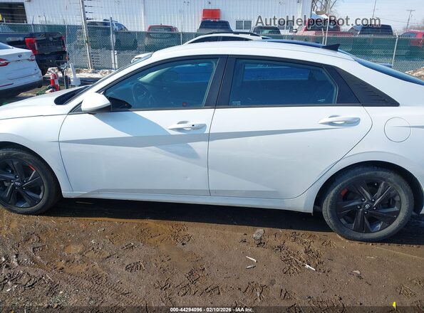 5NPLS4AG7NH062211 2022 HYUNDAI ELANTRA White 