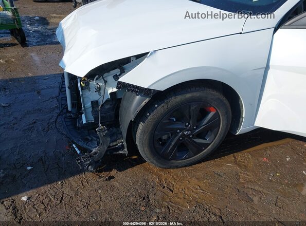 5NPLS4AG7NH062211 2022 HYUNDAI ELANTRA White 