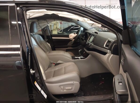 5TDJZRFH1JS828083 2018 TOYOTA LE Black Вид салону спереду
