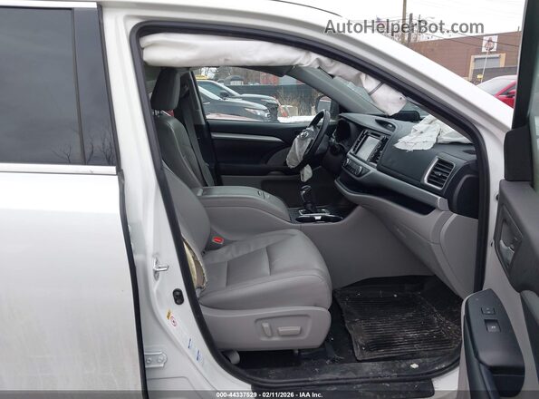 5TDJZRFH1JS838791 2018 TOYOTA LE Белый Вид салона спереди
