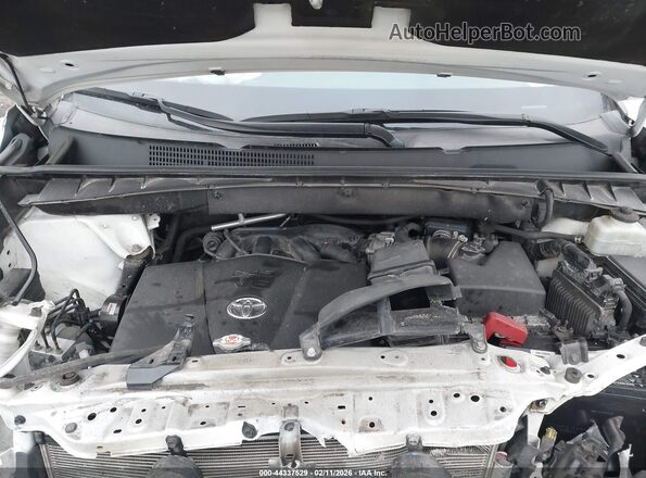 5TDJZRFH1JS838791 2018 TOYOTA LE Белый Вид сзади