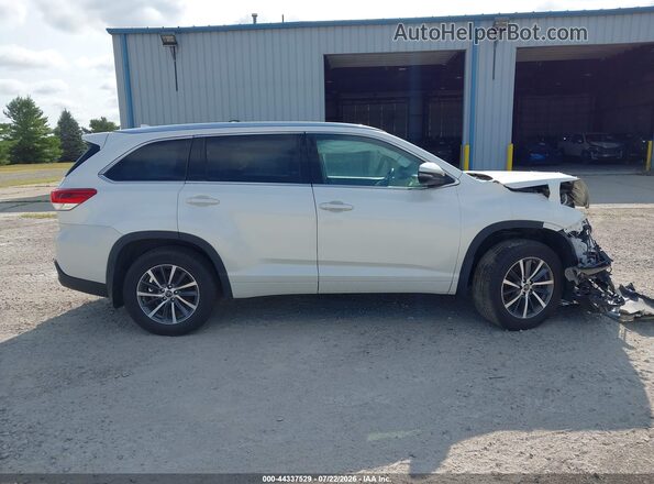 5TDJZRFH1JS838791 2018 TOYOTA LE Белый Вид задней части салона