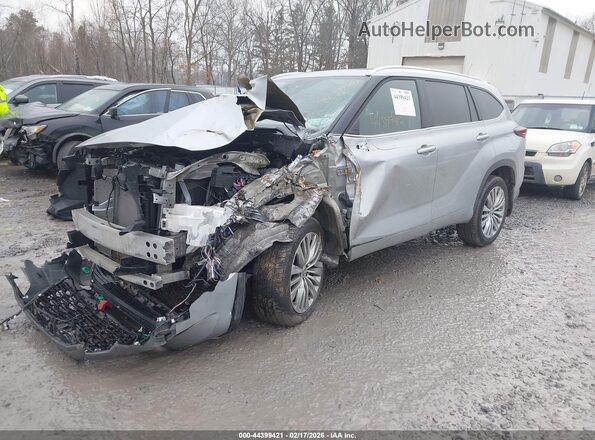 5TDKDRBH7SS582554 2025 TOYOTA HIGHLANDER Silver Առջևի ձախ երեք քառորդ տեսարան