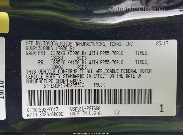 5TFEW5F17HX225312 2017 TOYOTA TUNDRA Black Widok komory silnika