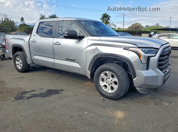 5TFLA5AB8PX026774 2023 TOYOTA TUNDRA Серебряный Передняя правая четверть