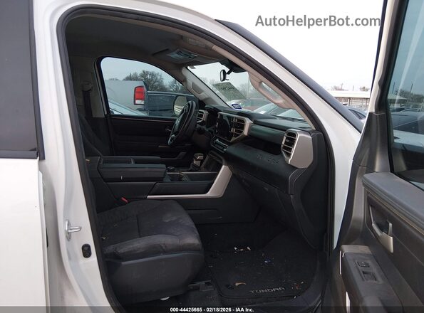 5TFLA5DB2NX021496 2022 TOYOTA TUNDRA Белый Вид салона спереди