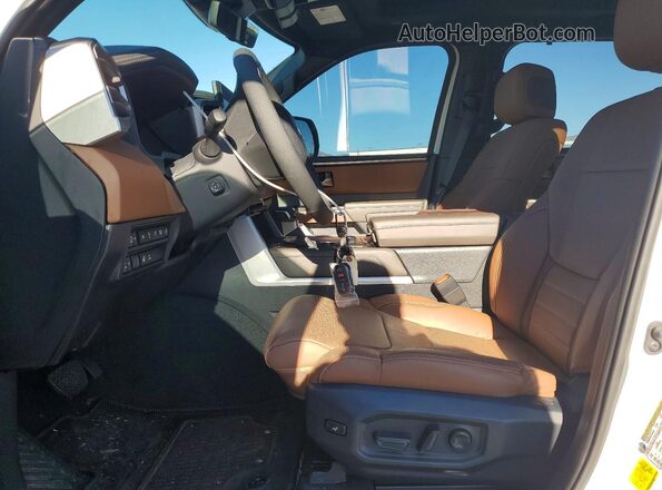 5TFMA5DB4TX339606 2026 TOYOTA TUNDRA White Front interior view