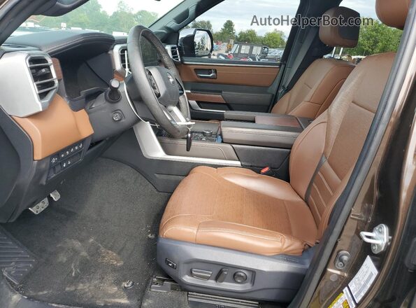 5TFMC5DB3PX022299 2023 TOYOTA TUNDRA Коричневый Вид салона спереди