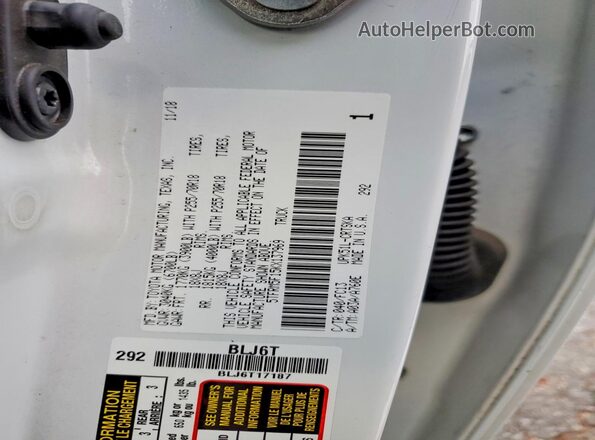 5TFRM5F15KX137969 2019 TOYOTA LE White ძრავის განყოფილების ხედი