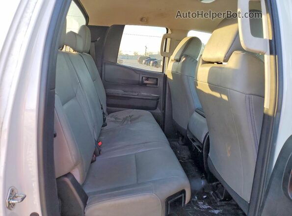 5TFRM5F16KX135566 2019 TOYOTA LE White Widok tylnych siedzeń