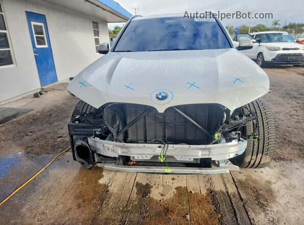 5UX13EU00R9U27883 2024 BMW X5 White Widok z przodu
