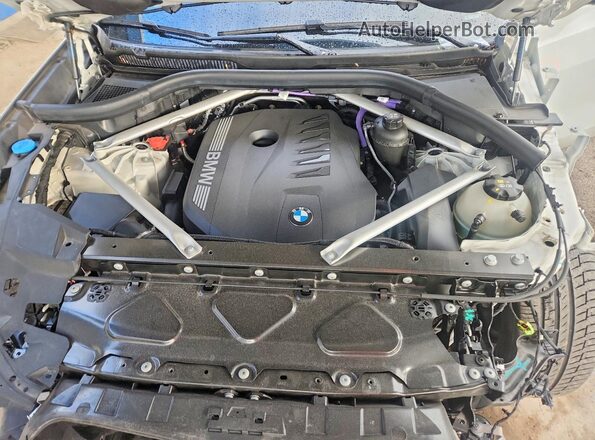 5UX13EU00R9U27883 2024 BMW X5 White Widok komory silnika