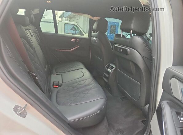 5UX13EU00R9U27883 2024 BMW X5 White Widok wnętrza z tyłu