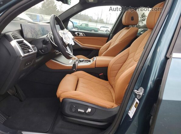 5UX13EU00R9V51734 2024 BMW X5 Бирюзовый Вид салона спереди