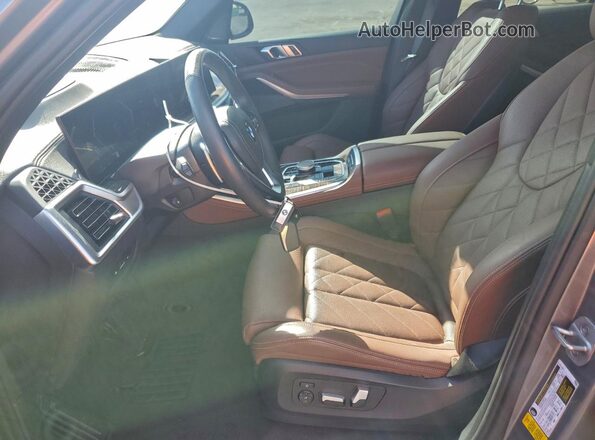 5UX13EU07R9U74120 2024 BMW X5 Gray Widok wnętrza z przodu