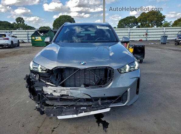 5UX13EU07R9U74120 2024 BMW X5 Gray Widok z przodu