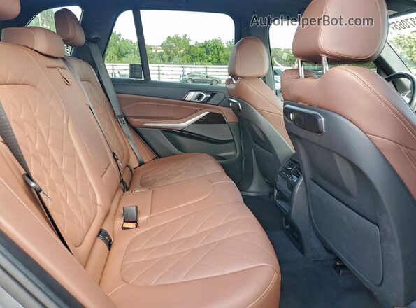 5UX13EU07R9U74120 2024 BMW X5 Gray Widok tylnych siedzeń