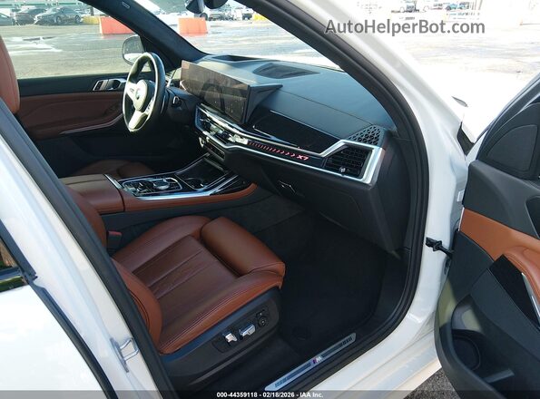 5UX23EM04R9S46158 2024 BMW X7 White Widok wnętrza z przodu