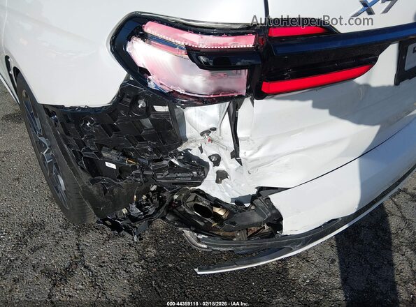 5UX23EM04R9S46158 2024 BMW X7 White Widok z przodu