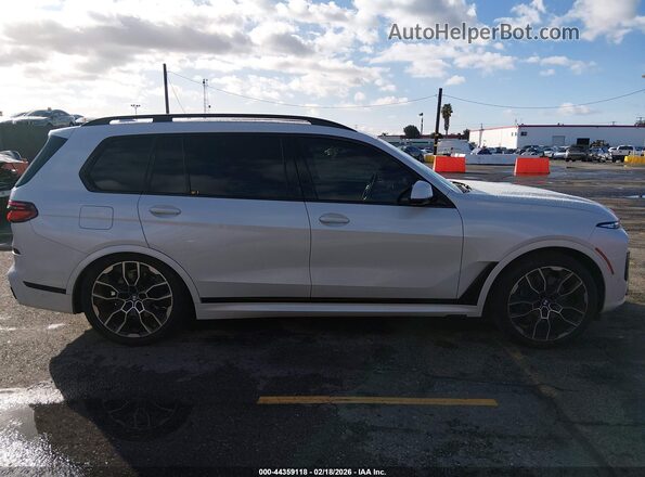 5UX23EM04R9S46158 2024 BMW X7 White Widok wnętrza z tyłu
