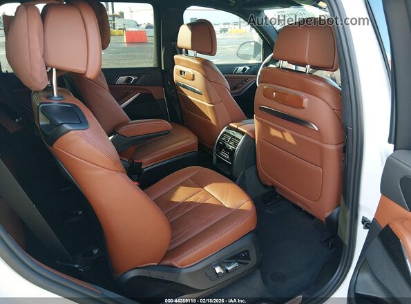 5UX23EM04R9S46158 2024 BMW X7 White Widok naklejki z numerem VIN