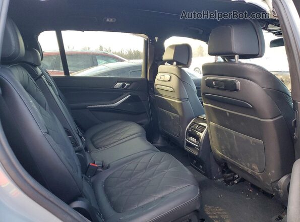 5UX23EM08P9P30735 2023 BMW X7 Silver Widok wnętrza z tyłu
