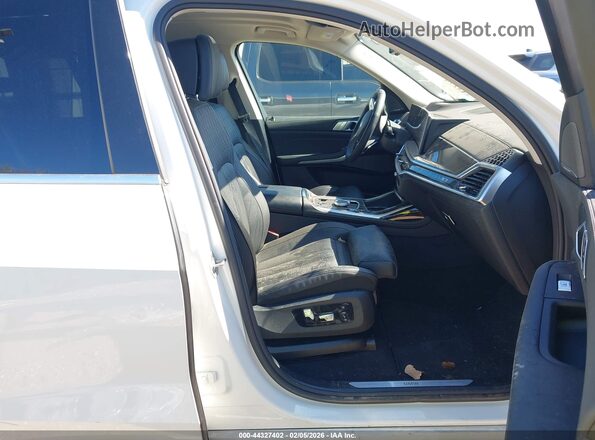 5UX23EM0XT9053505 2026 BMW X7 White Вид салону спереду