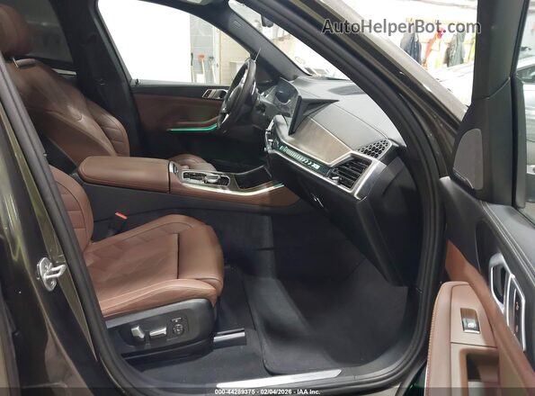 5UX23EU05S9W32786 2025 BMW X5 Green Вид салону спереду