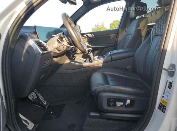 5UX23EU07R9U09983 2024 BMW X5 White Vista interior delantera