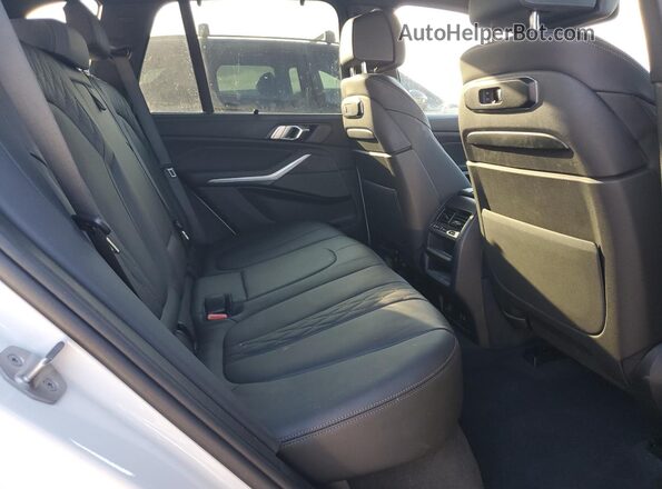 5UX23EU07R9U09983 2024 BMW X5 White Vista de los asientos traseros