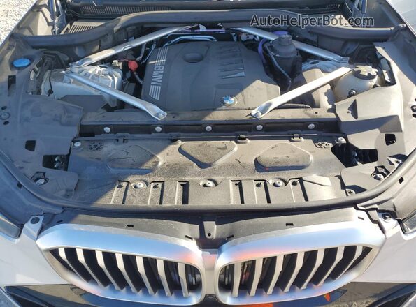 5UX23EU07R9U09983 2024 BMW X5 White Vista interior trasera
