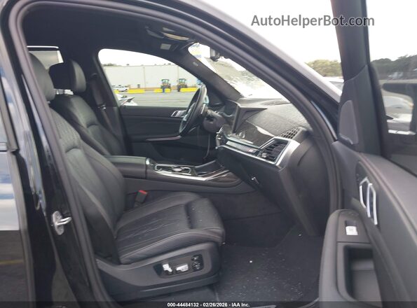 5UX33EM01S9Y10746 2025 BMW X7 Black Widok wnętrza z przodu