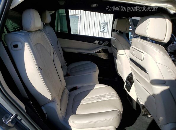 5UX33EM06P9M78231 2023 BMW X7 Silver უკანა სალონის ხედი