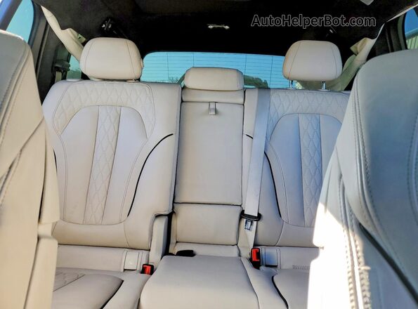 5UX33EM06P9M78231 2023 BMW X7 Silver უკანა სავარძლების ხედი