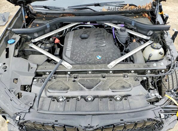 5UX33EX08R9U79072 2024 BMW X6 Black Vista del compartimento del motor