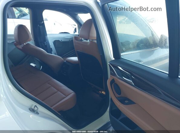 5UX43DP05R9W67207 2024 BMW X3 White Widok naklejki z numerem VIN