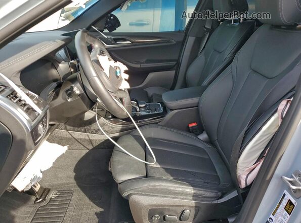 5UX43DT02S9Y06057 2025 BMW X4 Gray Front interior view