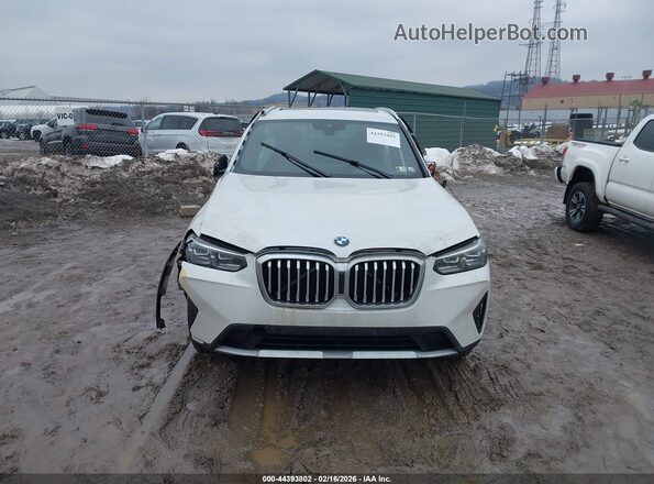5UX53DP05N9M26195 2022 BMW X3 White Vista interior trasera