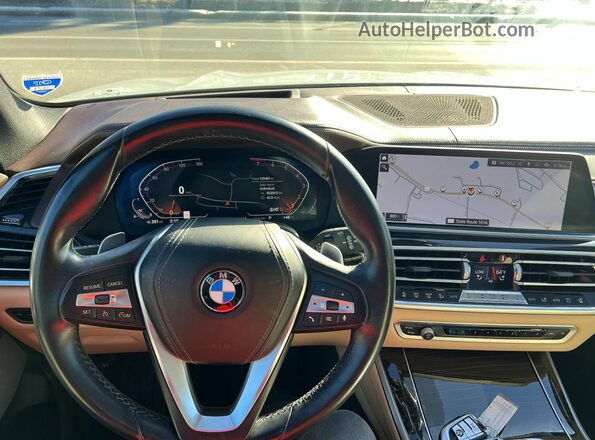 5UXCR6C5XKLL02067 2019 BMW X5 White Vista del salpicadero