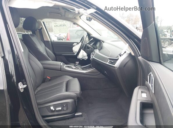 5UXCW2C01N9L06418 2022 BMW X7 Черный Вид салона спереди