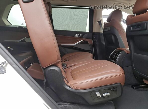 5UXCW2C03M9G47868 2021 BMW X7 White Սալոնի հետևի տեսք