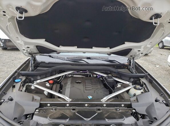5UXCW2C03M9G47868 2021 BMW X7 White Շարժիչի բաժամունքի տեսք
