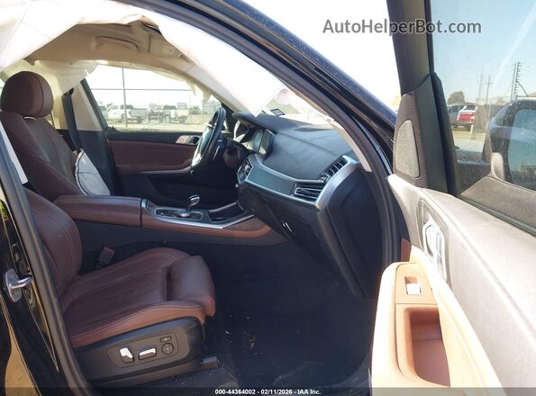 5UXCW2C03N9L05707 2022 BMW X7 Черный Вид салона спереди