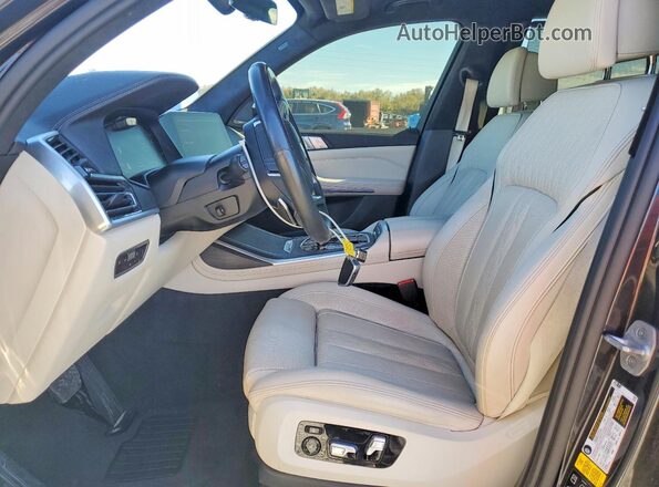 5UXCW2C08M9E65079 2021 BMW X7 Gray Вид салону спереду