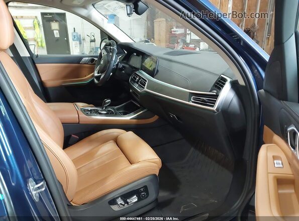 5UXCW2C08N9M79899 2022 BMW X7 Blue Front interior view