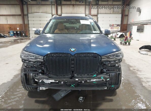 5UXCW2C08N9M79899 2022 BMW X7 Blue Rear interior view
