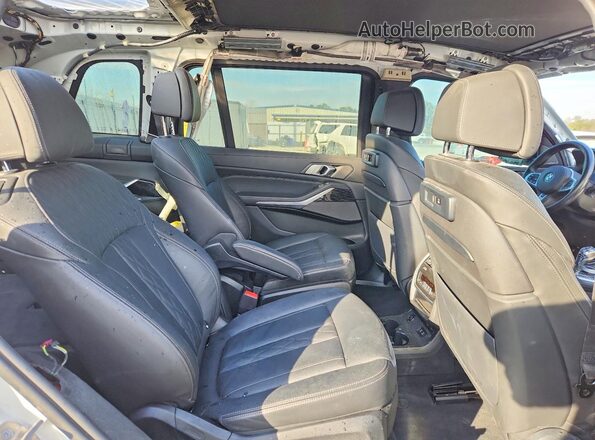 5UXCX6C06N9J77483 2022 BMW X7 White Widok tylnych siedzeń