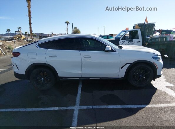 5UXCY6C02L9C90683 2020 BMW X6 White Vista interior trasera