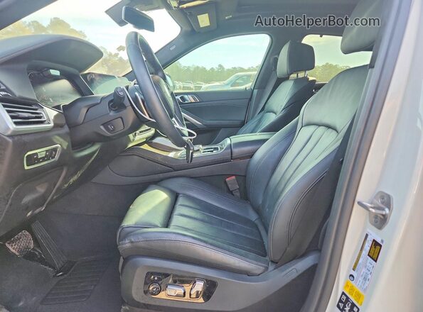 5UXCY6C05N9M73205 2022 BMW X6 White Front interior view